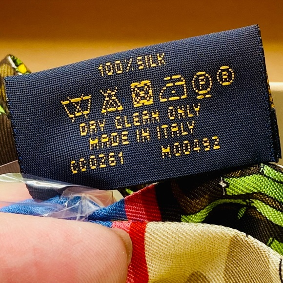 NEW Louis Vuitton Silk Monogram 2021 Vivienne Xmas Animation China Bandeau Scarf - Picture 8 of 9